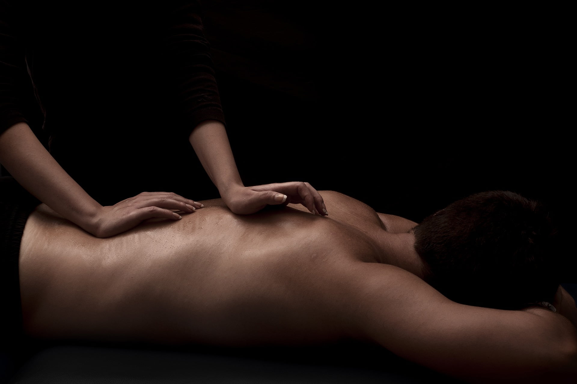 Что потребуется массажистке для эротического массажа